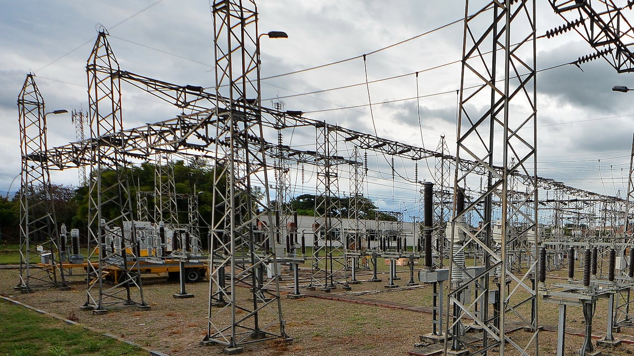 Siguen los trabajos, para reparar los daños en la subestación de San Luis, dónde se presentó una explosión la noche de ayer. Según los técnicos, no se puede establecer en cuánto tiempo se restablecerá el servicio de energía, que afecta varios barrios del norte de la ciudad. Además dependen de unas buenas condiciones climáticas.