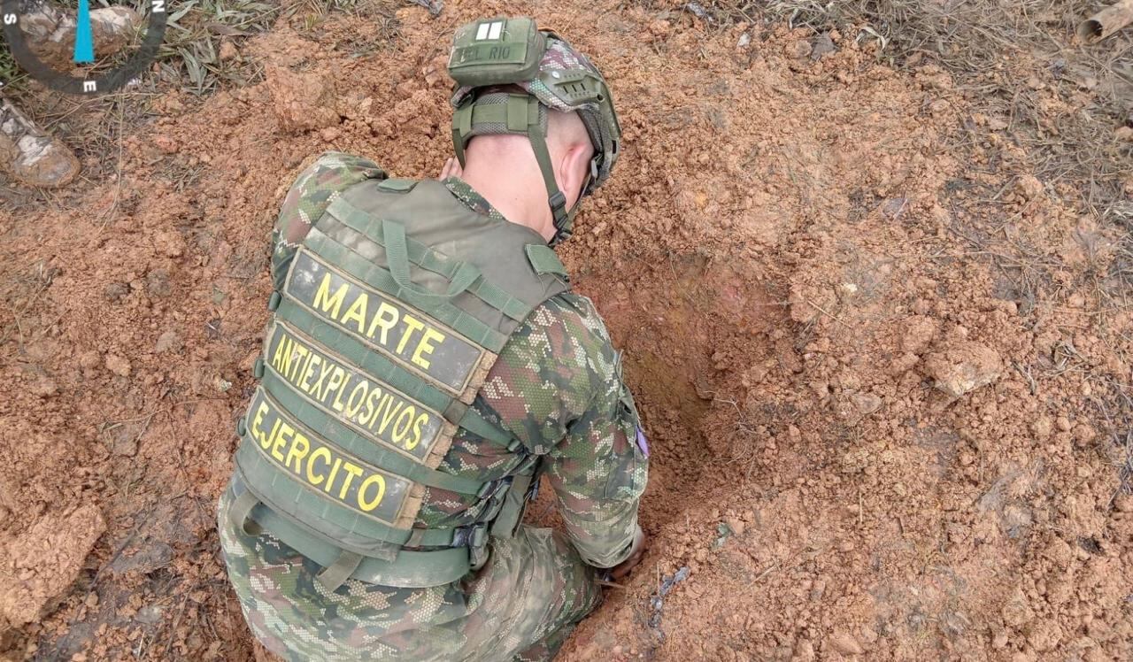 Militares expertos en el manejo de explosivos fueron los encargados de desactivar los campos minados ubicados en el corregimiento de El Plateado, zona rural del municipio de Argelia, Cauca.