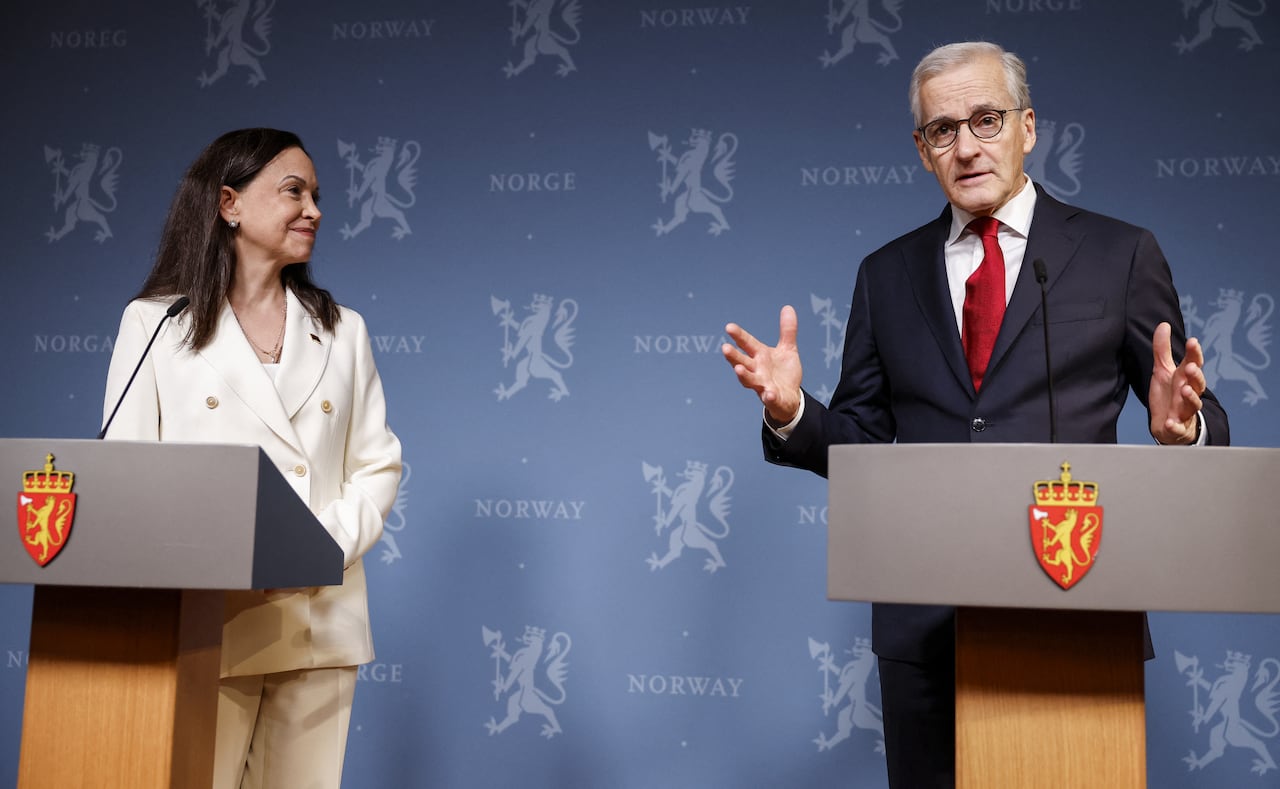 La ganadora del Premio Nobel de la Paz, María Corina Machado, y el primer ministro noruego, Jonas Gahr Store, ofrecen una conferencia de prensa el 11 de diciembre de 2025 en las oficinas de representación del gobierno en Oslo.