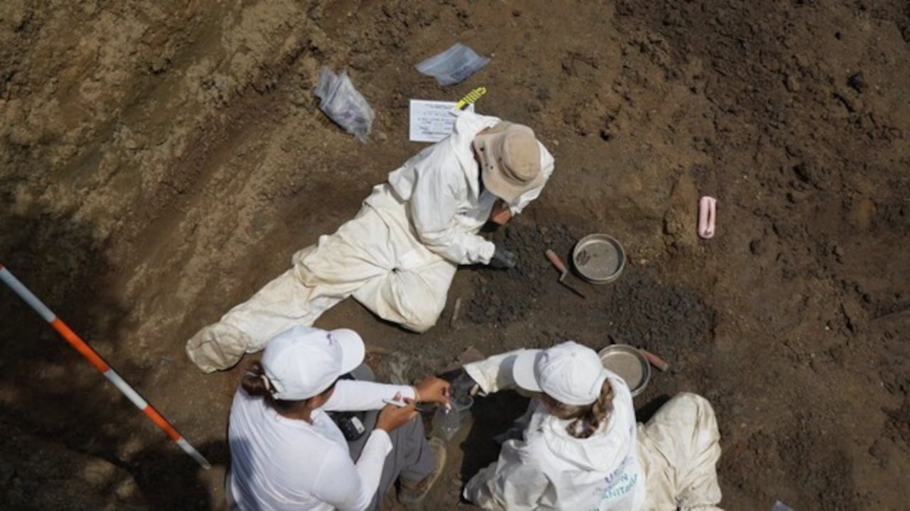 Labores de recuperación de cuerpos de víctimas del conflicto armado adelantadas por la Unidad de Búsqueda de Personas dadas por Desaparecidas en Necoclí, Antioquia, un terreno amenazado por la erosión costera.