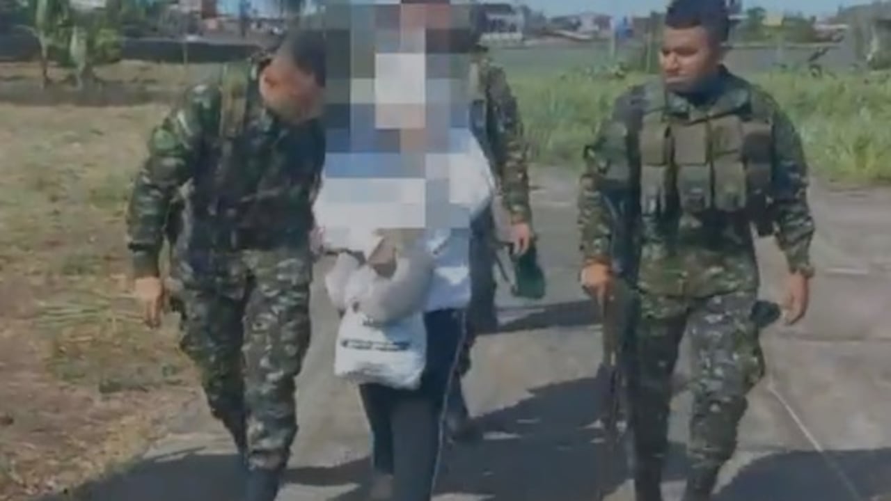 Integrantes del Ejército liberaron a una mujer que permanecía secuestrada en zona rural de Santa Bárbara de Iscuandé, al sur de Colombia.