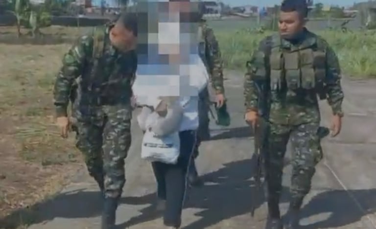 Integrantes del Ejército liberaron a una mujer que permanecía secuestrada en zona rural de Santa Bárbara de Iscuandé, al sur de Colombia.