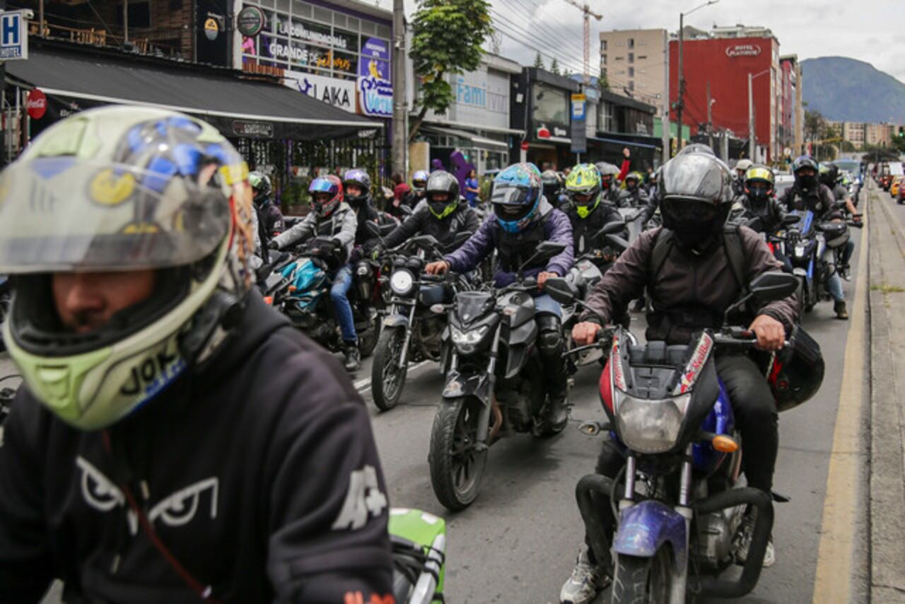 Moteros realizando un plantón frente al centro de convenciones Ágora, este jueves 20 de octubre.
