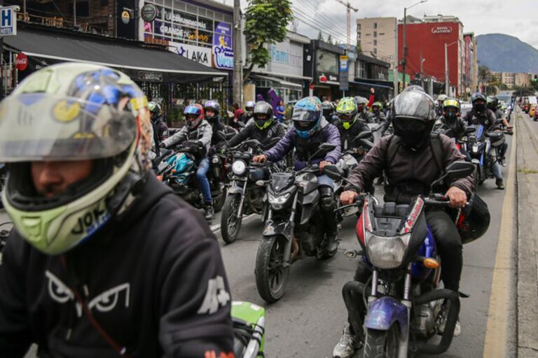 Moteros realizando un plantón frente al centro de convenciones Ágora, este jueves 20 de octubre.