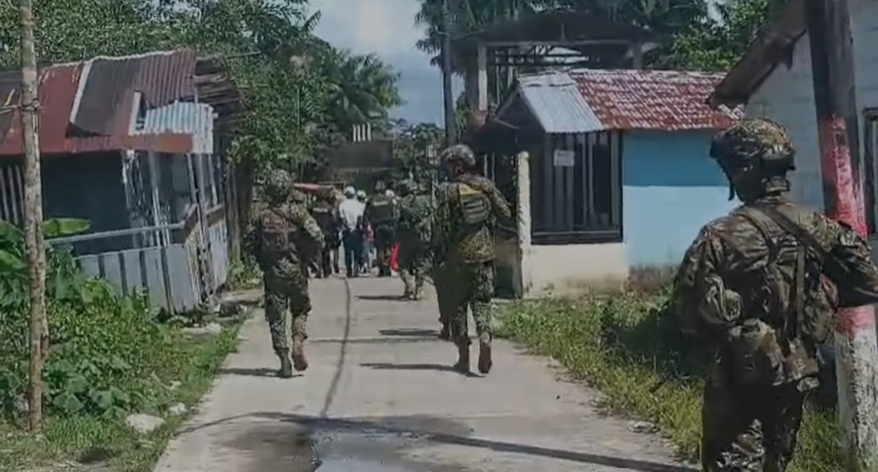 Durante el procedimiento, las autoridades incautaron seis armas de fuego, 110 cartuchos de diferentes calibres y cuatro teléfonos móviles.