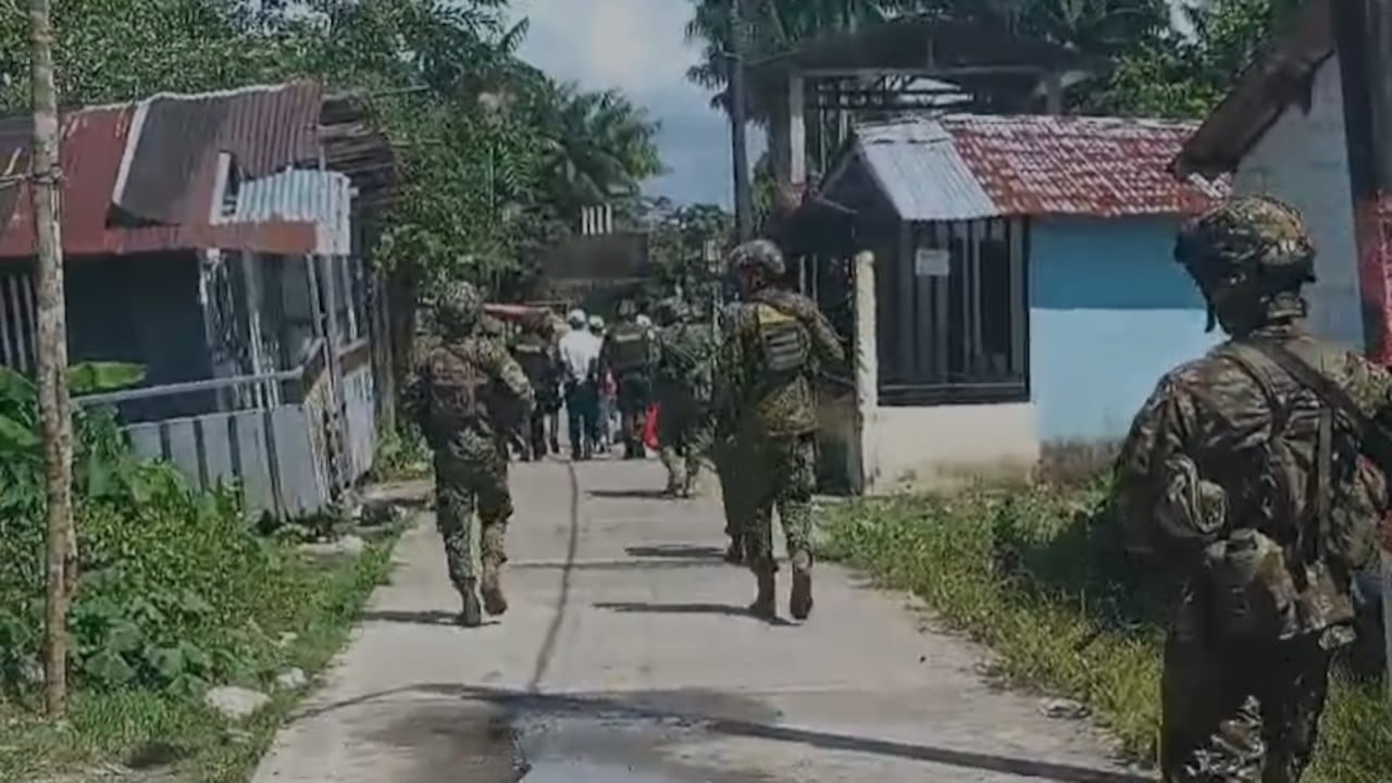 Durante el procedimiento, las autoridades incautaron seis armas de fuego, 110 cartuchos de diferentes calibres y cuatro teléfonos móviles.