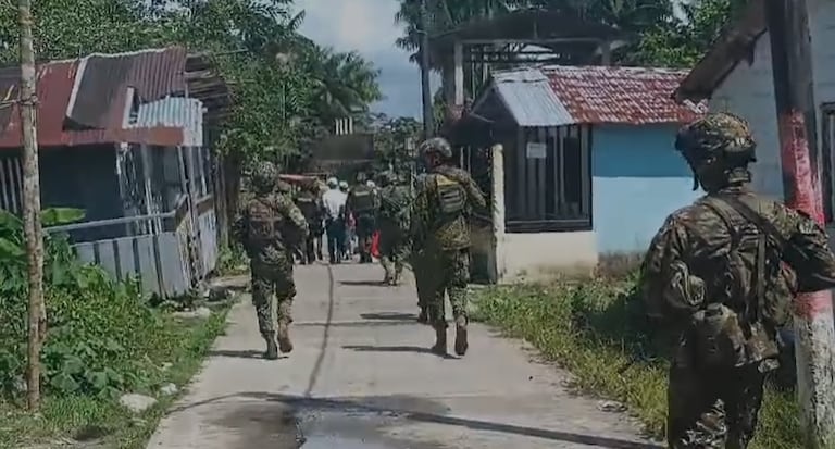 Durante el procedimiento, las autoridades incautaron seis armas de fuego, 110 cartuchos de diferentes calibres y cuatro teléfonos móviles.