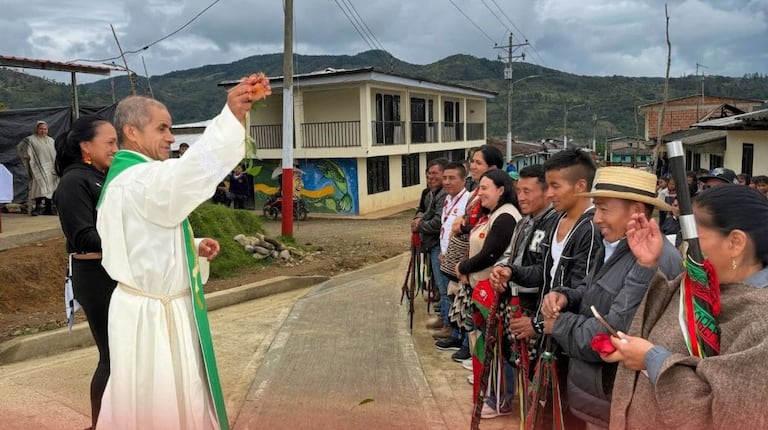 Autoridades tradicionales y comunidades indígenas de estos tres municipios participaron en la entrega e inauguración de obras de infraestructura comunitaria en territorios del Cauca.