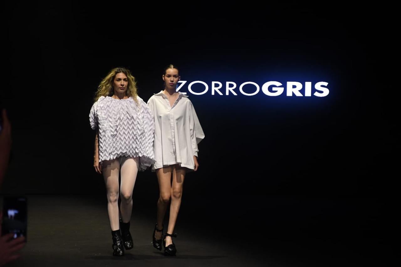 Zorro Gris, de la diseñadora Liza Ardila, llevó a la pasarela una propuesta urbana y funcional que transforma el vestuario cotidiano en una declaración de libertad, frescura y total movimiento.