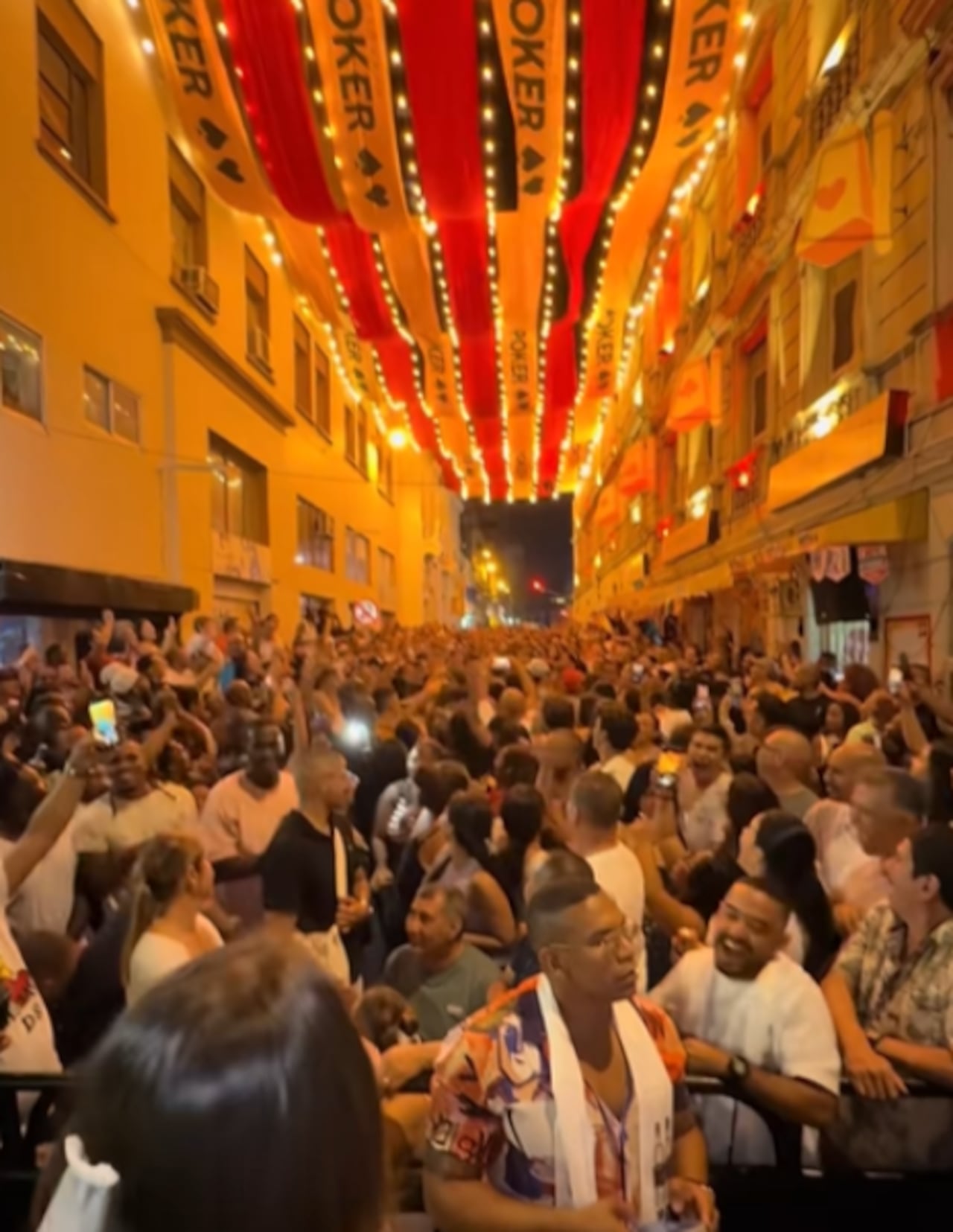 Este es el momento en el que los asistentes buscan atrapar el ramo.