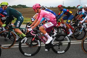 Tadej Pogacar y su uniforme durante la etapa 3 del Giro de Italia