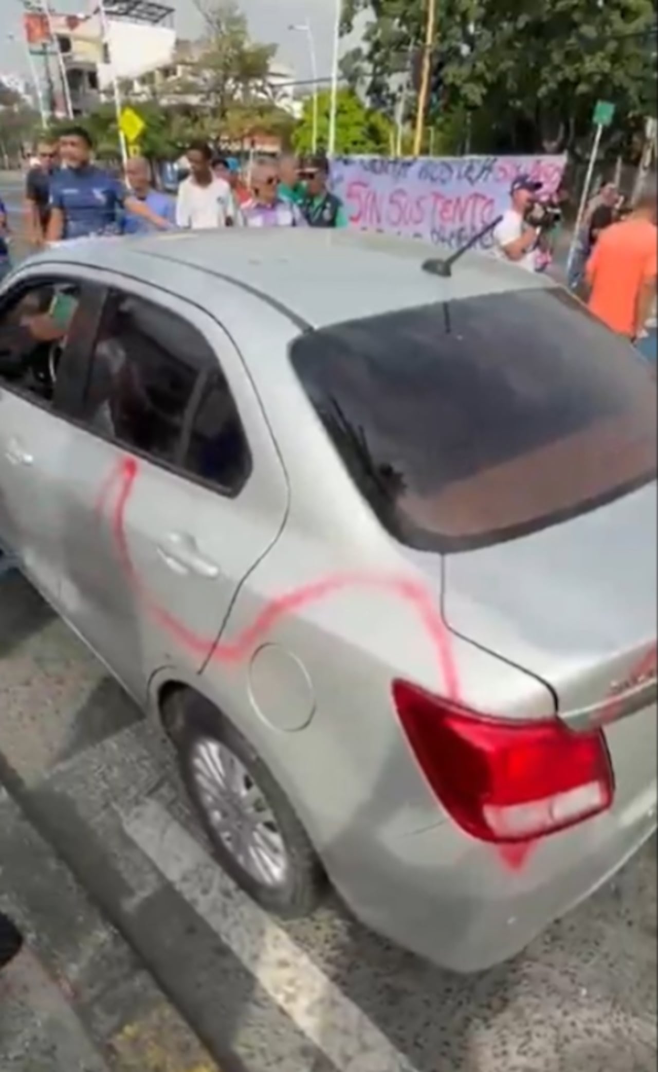 Comerciantes y residentes bloquean el paso vehicular en la Avenida Roosevelt, en el sur de Cali, como medida de protesta contra el proyecto de renovación urbana.