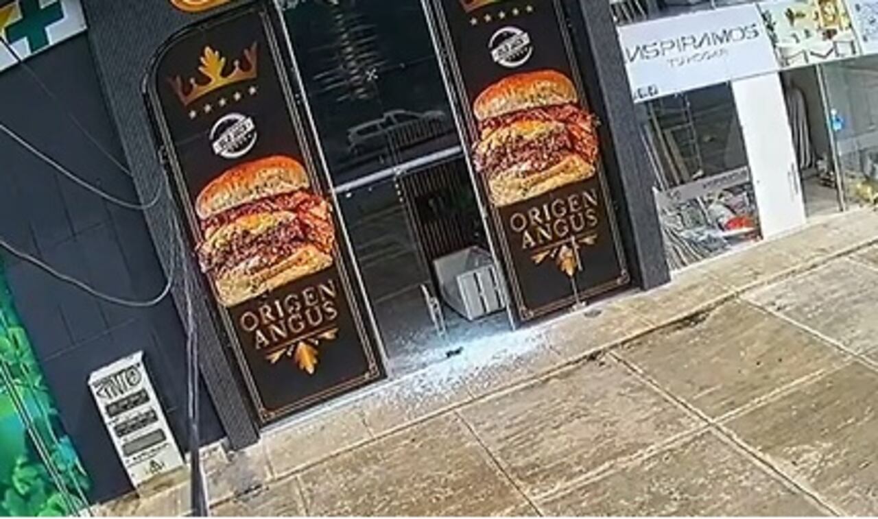 La entrada del local terminó reducida a escombros luego que lanzaran grandes piedras contra la fachada de este establecimiento.