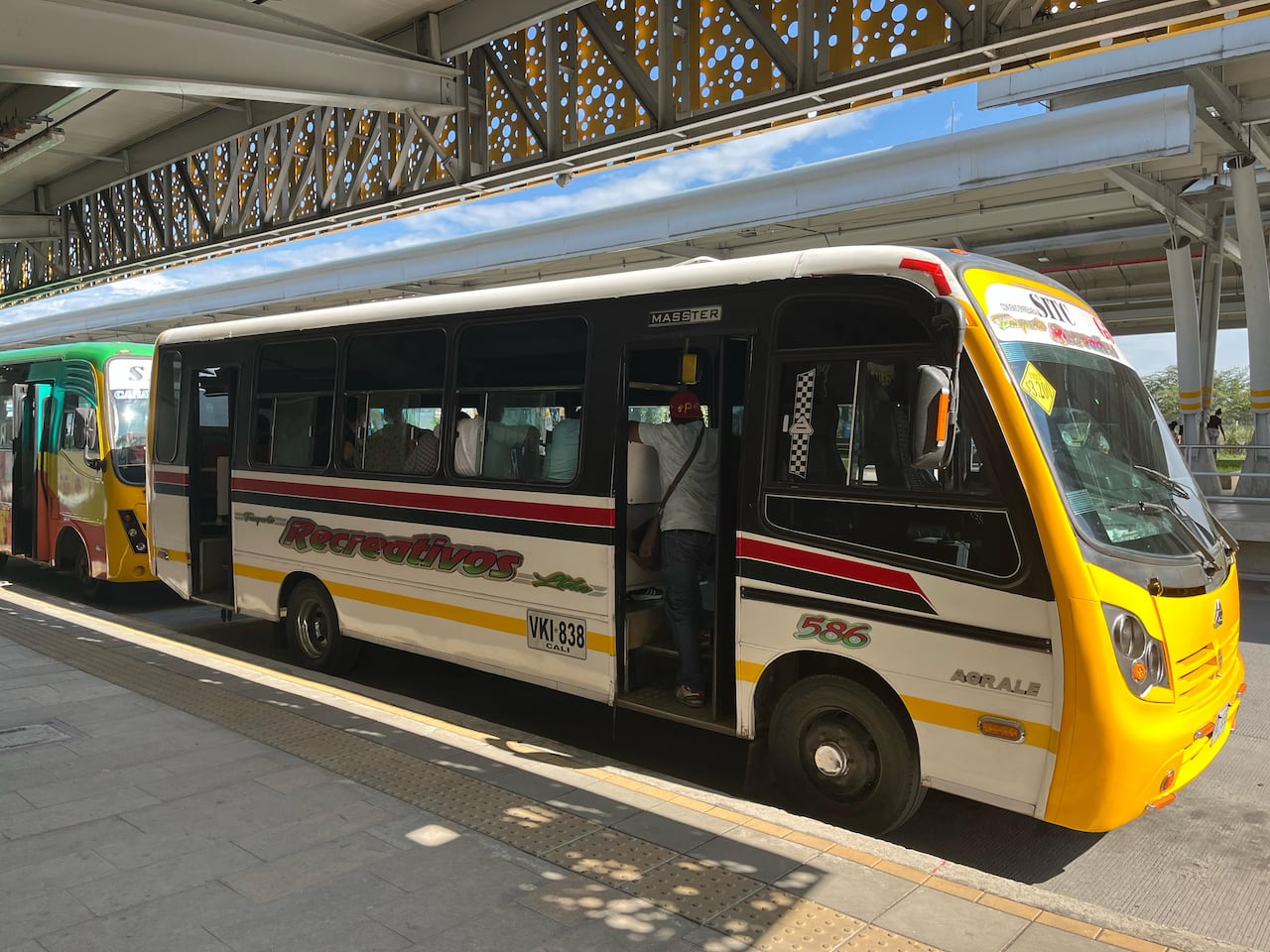 Están identificadas con los colores amarillo y verde y operarán cubriendo el recorrido habitual que hacían los buses del MIO, atendiendo los mismos 18 paraderos del masivo.