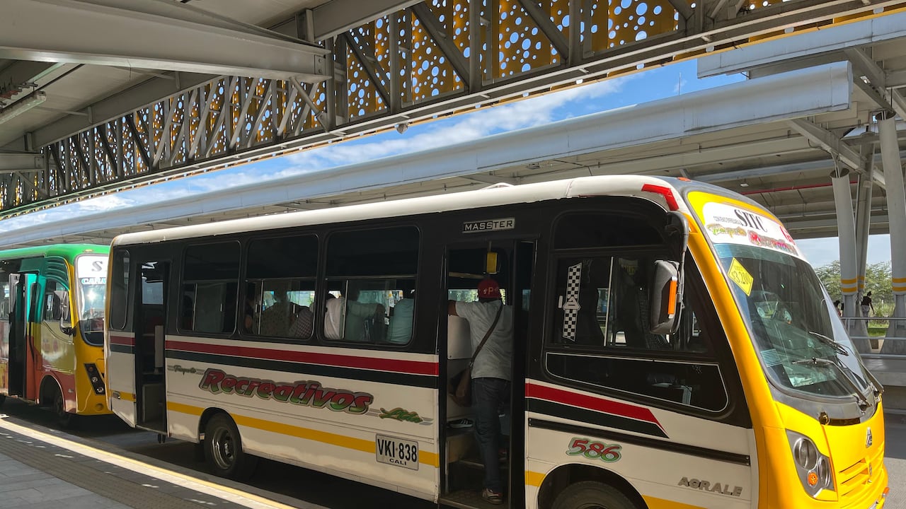 Están identificadas con los colores amarillo y verde y operarán cubriendo el recorrido habitual que hacían los buses del MIO, atendiendo los mismos 18 paraderos del masivo.
