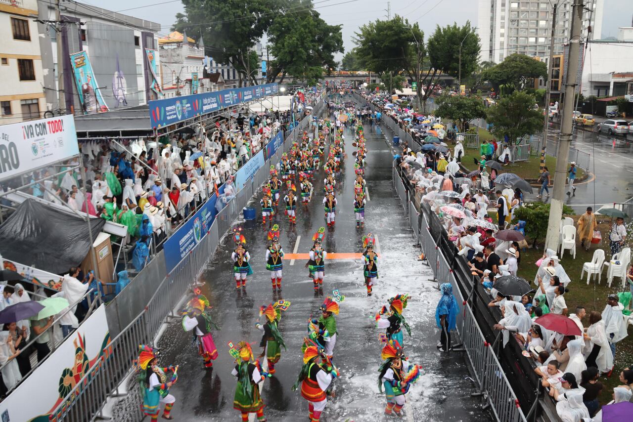 Pasado por agua estuvo el desfile del Carnaval del Cali Viejo, pese a ello los espectadores vibraron con el colorido y las manifestaciones culturales reflejadas en este evento que es Patrimonio Cultural Inmaterial de la ciudad.