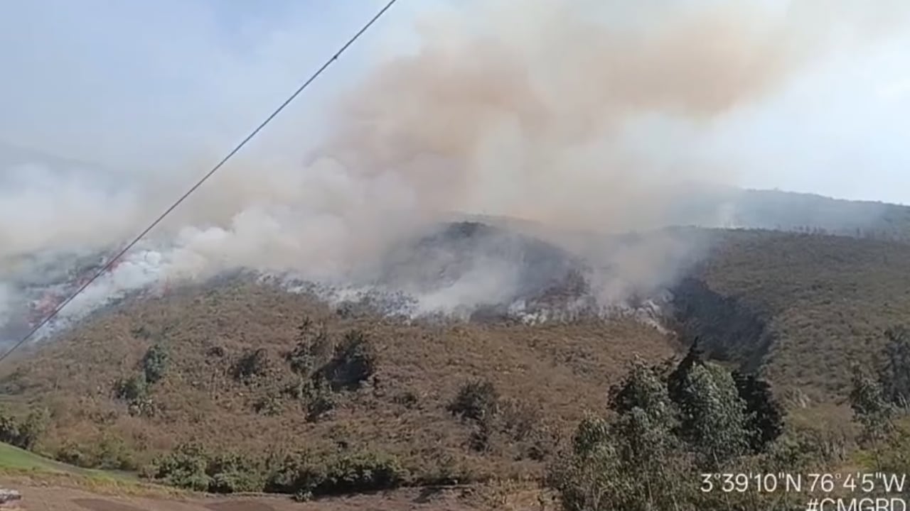 Bomberos continúan las labores para contener el incendio forestal que permanece activo desde hace 24 horas en la zona rural entre Palmira y El Cerrito.