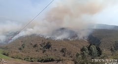 Bomberos continúan las labores para contener el incendio forestal que permanece activo desde hace 24 horas en la zona rural entre Palmira y El Cerrito.