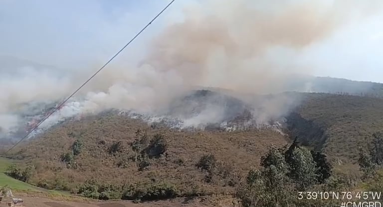 Bomberos continúan las labores para contener el incendio forestal que permanece activo desde hace 24 horas en la zona rural entre Palmira y El Cerrito.
