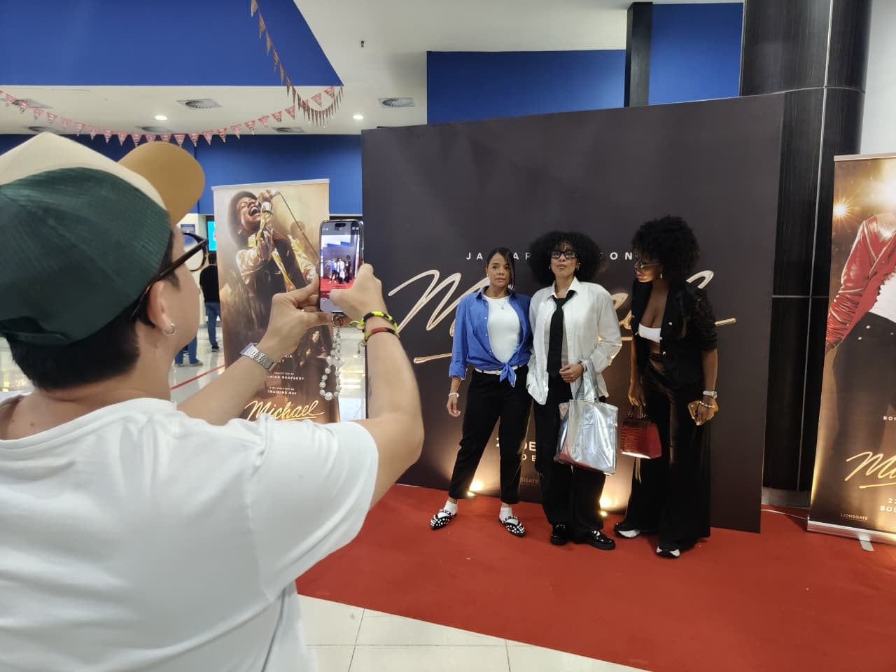 Invitados especiales capturan el momento durante la premier de la película de Michael Jackson, realizada este 21 de abril de 2026.