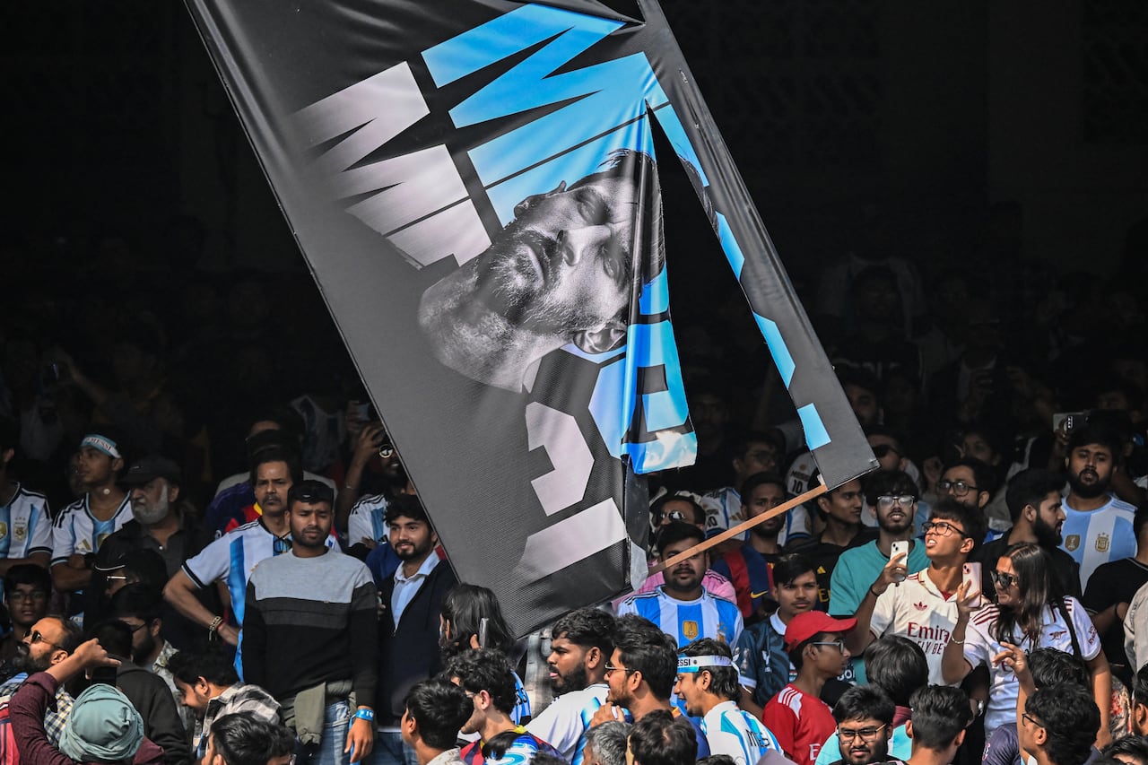 Fanáticos enojados recurren al vandalismo en el Estadio Salt Lake en Calcuta tras breve visita de Lionel Messi.