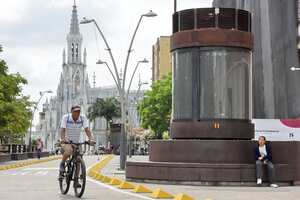 De amores y odios ha sido la existencia del Bulevar del Río en Cali, que cumple 10 años desde que fue inaugurado en el año 2013, tras completar 28 meses de trabajos. La que es considerada por algunos la megaobra más importante de las 21 que propuso Jorge Iván Ospina en su primer gobierno tuvo un costo total de $61.000 millones según la Alcaldía en su momento.