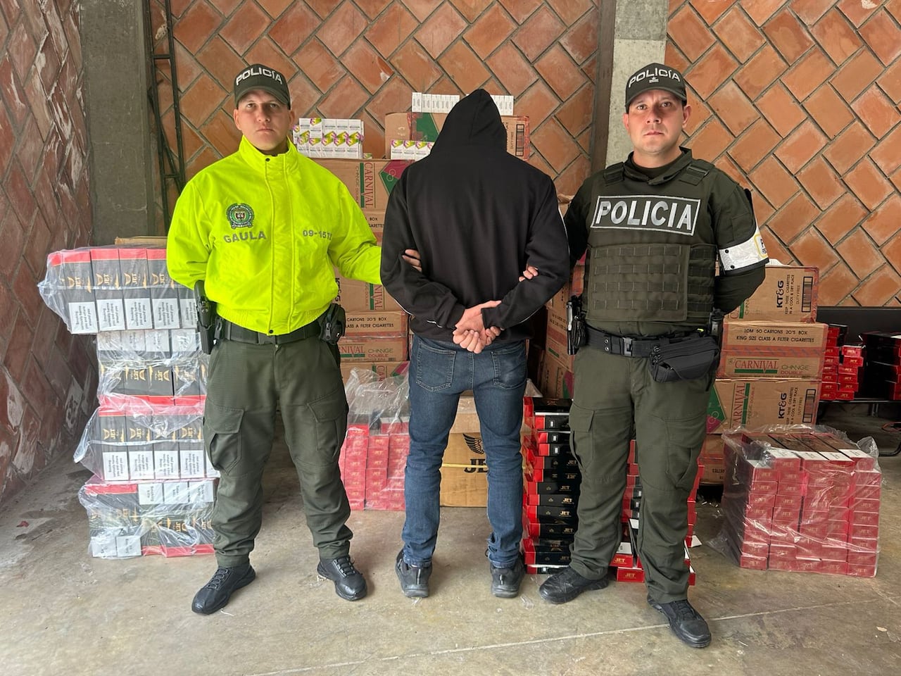 Dos personas fueron capturadas en las viviendas en las que se encontraban ocultos los cigarrillos de contrabando.