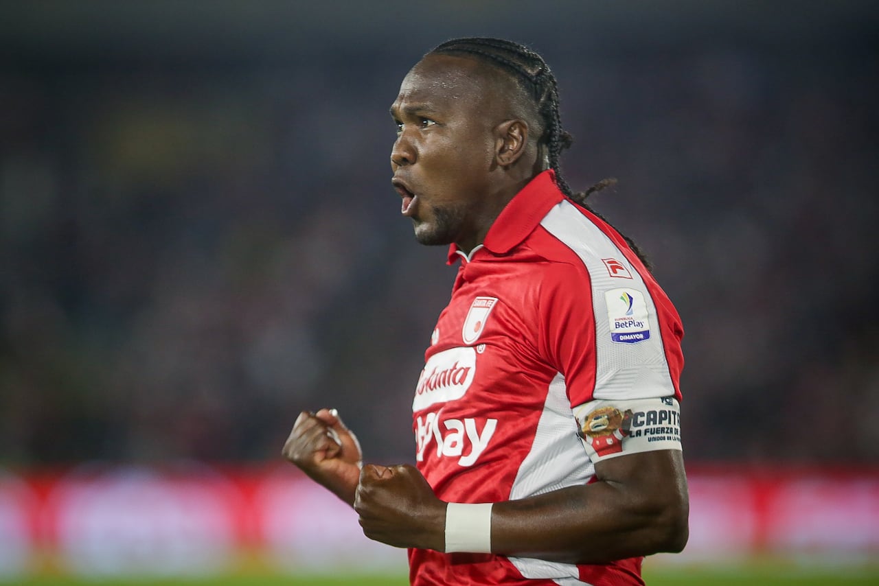 Hugo Rodallega celebra uno de sus goles en el partido entre Independiente Santa Fe y Junior de Barranquilla por la final de vuelta de la Superliga Colombiana.