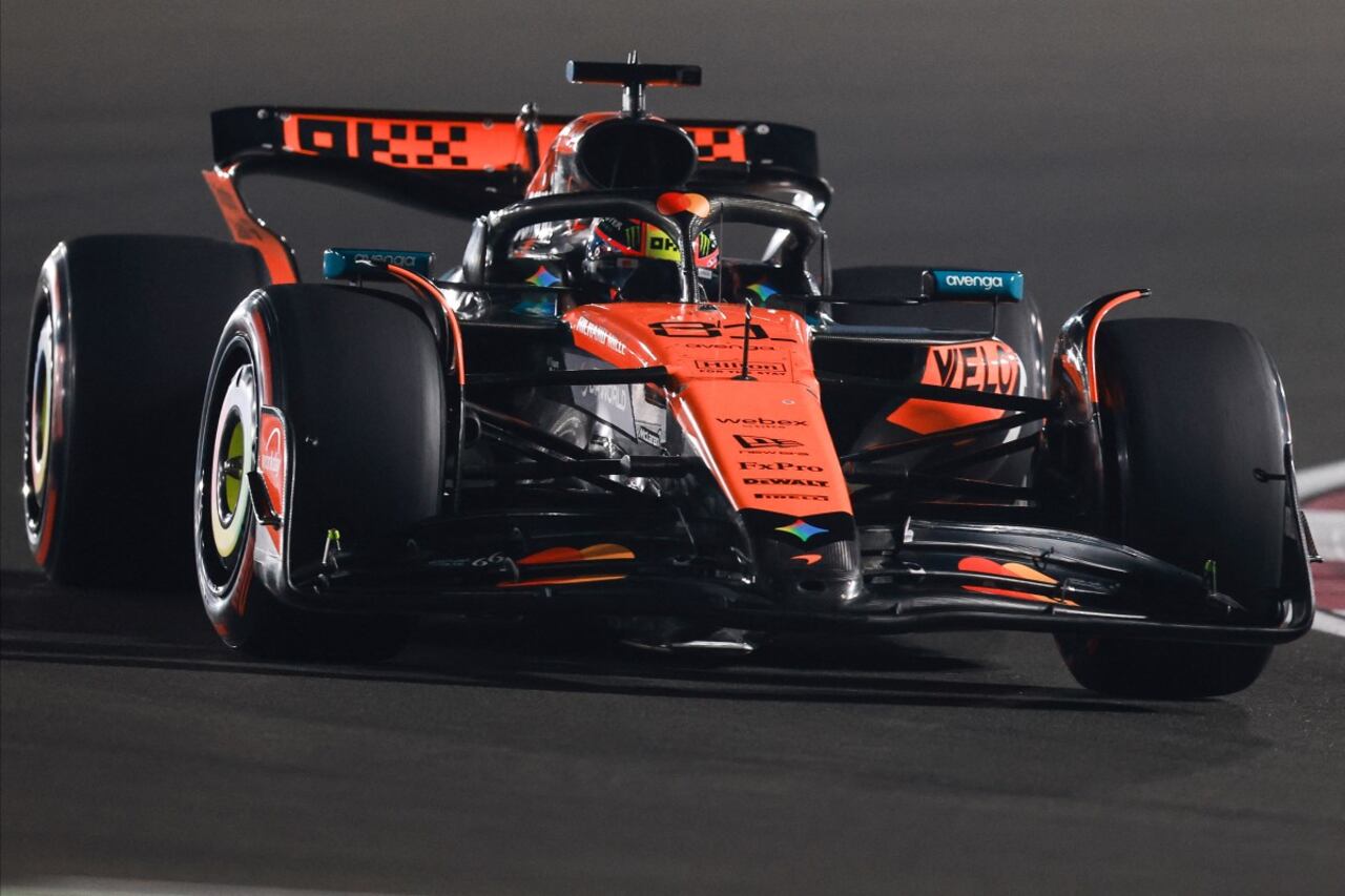 El piloto australiano de McLaren, Oscar Piastri, conduce durante la sesión de clasificación antes del Gran Premio de Fórmula Uno de Qatar en el Circuito Internacional de Lusail.