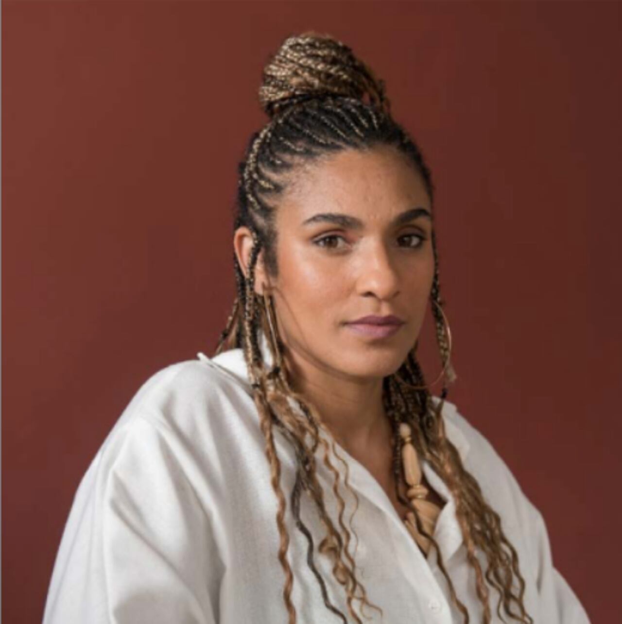 Gabriela de Mattos (Brasil) es arquitecta y urbanista que crea proyectos multidisciplinares para promover la cultura brasileña desde una perspectiva de raza y género. Fundó el proyecto ‘Arquitetas Negras’, que mapea la producción de arquitectas brasileñas negras. Investiga la arquitectura producida en África y su diáspora con foco en Brasil.