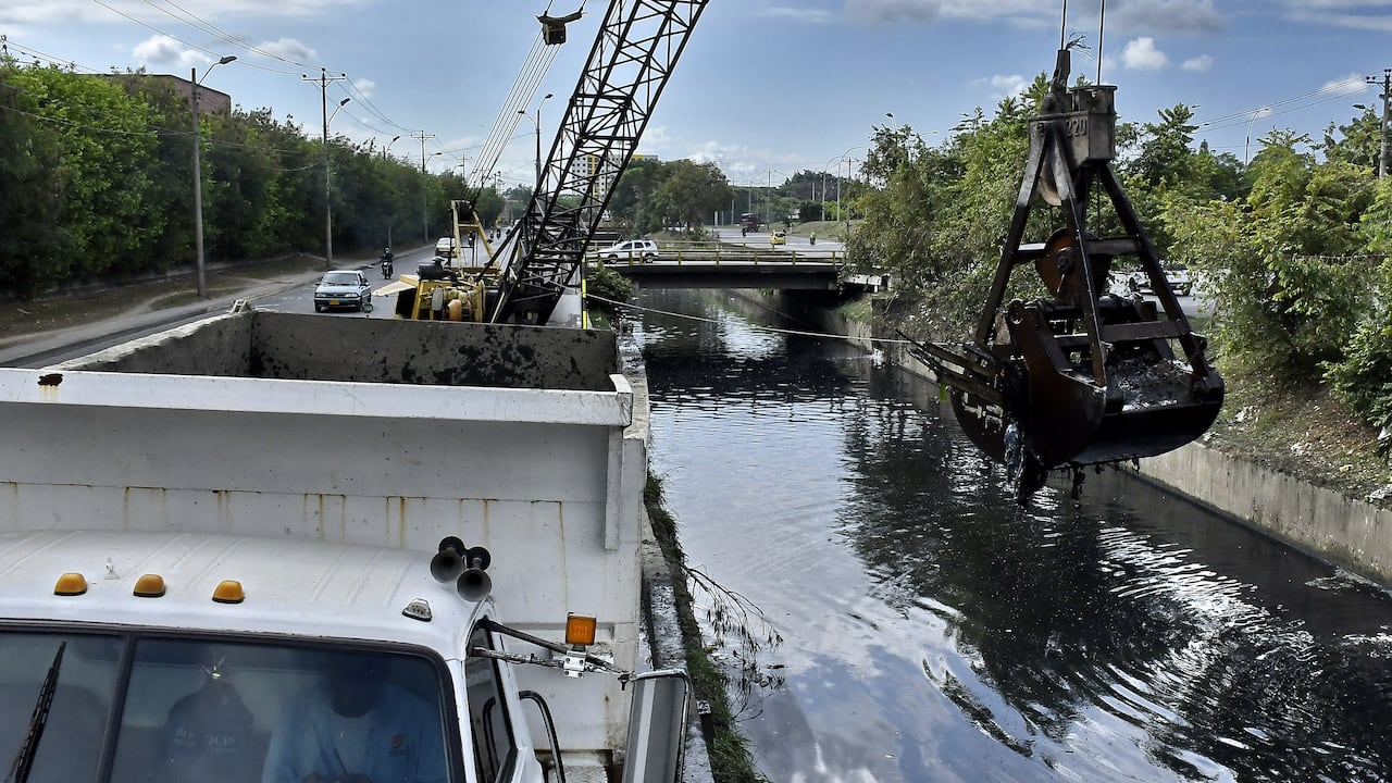 Las Empresas Municipales de Cali, continúan en la labor de limpiar el canal de aguas lluvias del sector ubicado en la avenida ciudad de Cali que comprende con la petar de Cañaveralejo. Y así prevenir el taponamiento por basuras cuando llegue la temporada de lluvias en Cali. Fotos Raúl Palacios / El pais.
