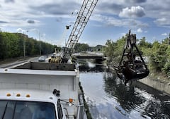Las Empresas Municipales de Cali, continúan en la labor de limpiar el canal de aguas lluvias del sector ubicado en la avenida ciudad de Cali que comprende con la petar de Cañaveralejo. Y así prevenir el taponamiento por basuras cuando llegue la temporada de lluvias en Cali. Fotos Raúl Palacios / El pais.