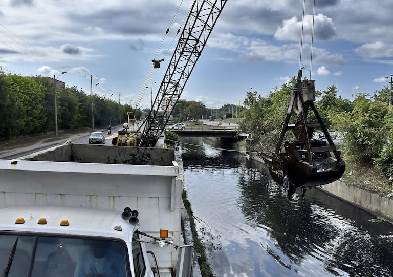 Las Empresas Municipales de Cali, continúan en la labor de limpiar el canal de aguas lluvias del sector ubicado en la avenida ciudad de Cali que comprende con la petar de Cañaveralejo. Y así prevenir el taponamiento por basuras cuando llegue la temporada de lluvias en Cali. Fotos Raúl Palacios / El pais.