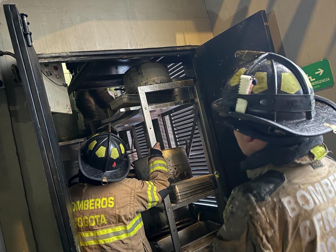 Momento en el que los Bomberos Oficiales de Bogotá atienden el incendio de este viernes 20 de febrero de 2026.