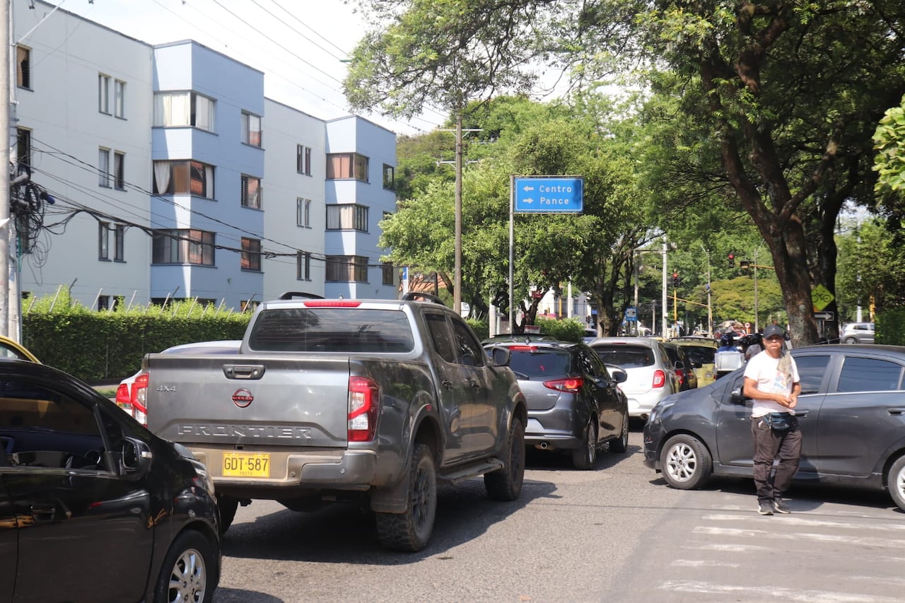 En la Carrera 66 con Calle 5, en el Barrio El Refugio, hay congestión por la corta duración del semáforo.