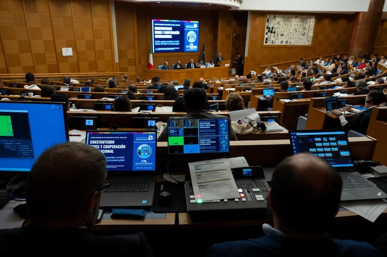 La personera de Jamundí, Martha Isabel Gutiérrez Segura, durante su intervención en la Conferencia Internacional de los Ombudsman en Roma, Italia, donde expuso las estrategias de paz implementadas en los barrios y veredas del municipio.