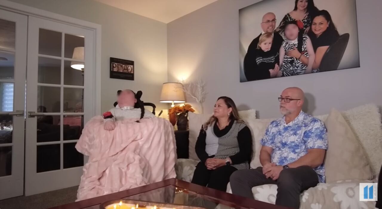 Alex Simpson junto a sus padres atendiendo la entrevista que conmemora sus 20 años de vida.