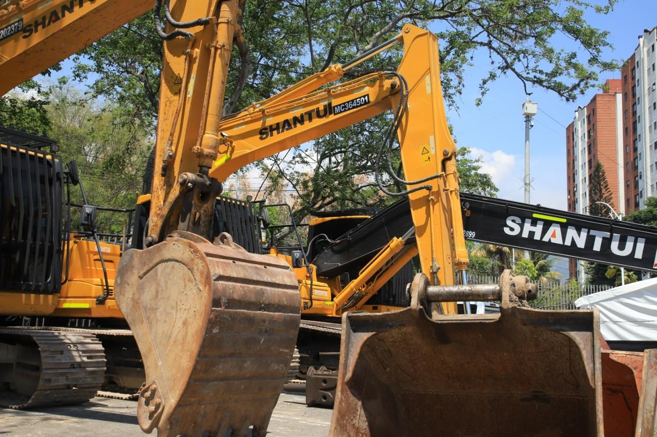 La maquinaria especializada ingresó a la Unidad Residencial Guadalupe para comenzar el proceso de demolición mecánica controlada.