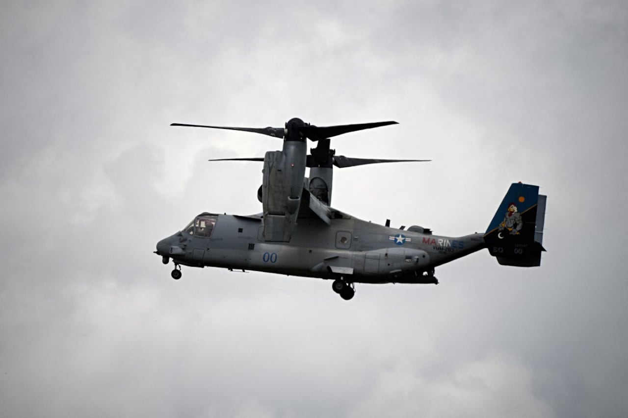 Un avión MV-22B Osprey de la Infantería de Marina de Estados Unidos sobrevuela la ciudad en su ruta hacia la Embajada de Estados Unidos en Caracas, el 23 de mayo de 2026.