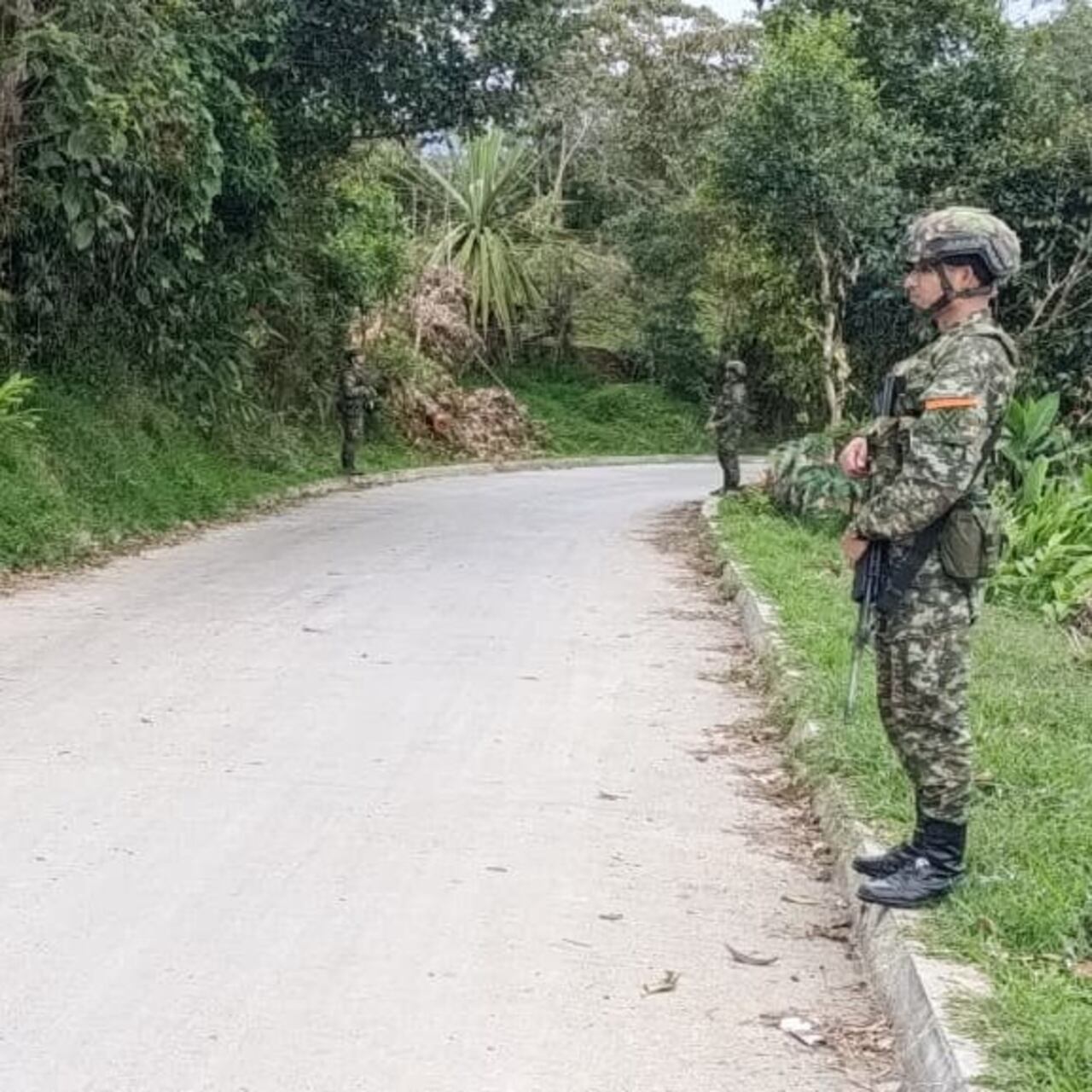 En un puesto de control, las autoridades detuvieron el furgón y a su conductor, el cual fue dejado a disposición de la autoridad competente. Foto: Ejército Nacional / El País.
