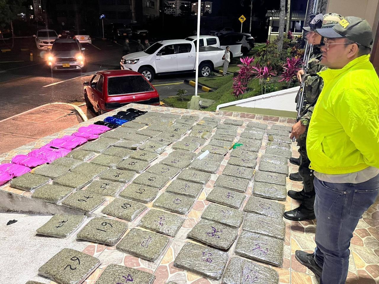 : Tropas del Ejército Nacional de Colombia y unidades de la Policía Nacional de Colombia incautaron más de 120 kilogramos de marihuana en un puesto de control vial en el departamento del Quindío, en el centro del país.