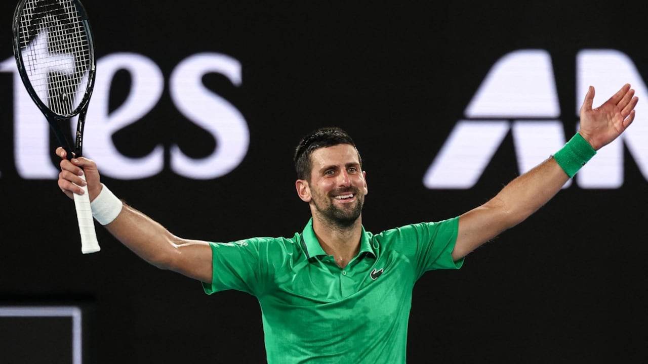 Novak Djokovic celebra su victoria y paso a la final del Abierto de Australia.