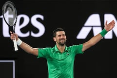 Novak Djokovic celebra su victoria y paso a la final del Abierto de Australia.