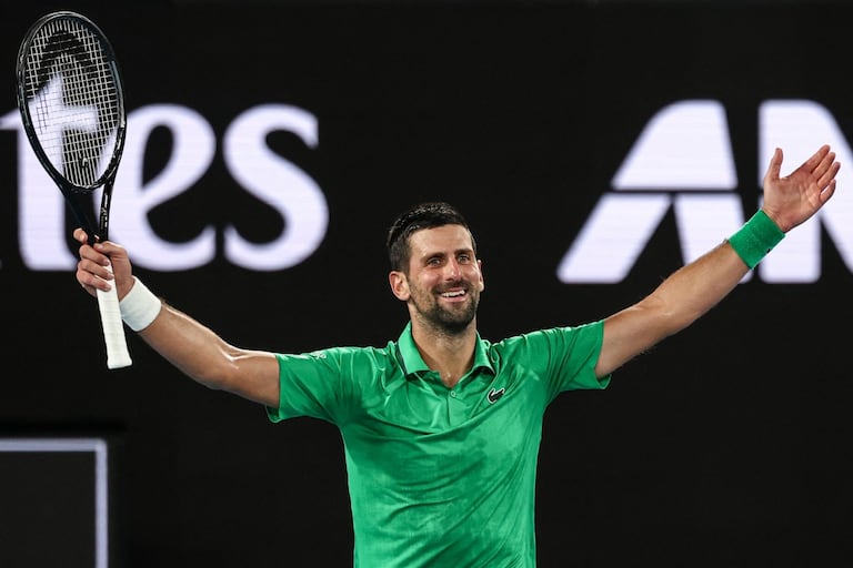 Novak Djokovic celebra su victoria y paso a la final del Abierto de Australia.