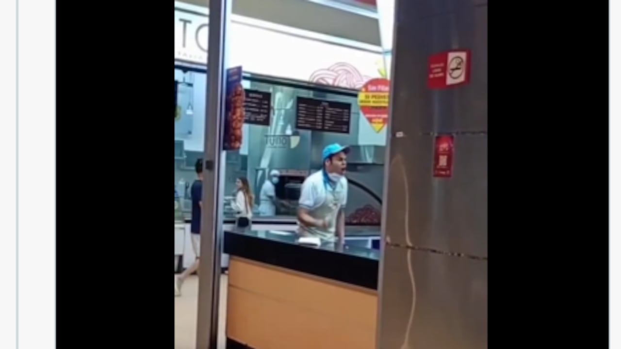 El hombre gritó que estaba siendo humillado durante su jornada laboral