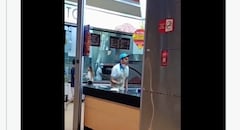 El hombre gritó que estaba siendo humillado durante su jornada laboral