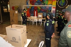 Uniformados de la Policía Nacional comenzaron el despliegue de seguridad en los puestos de votación de Cali y el Valle del Cauca antes de la apertura de las urnas.