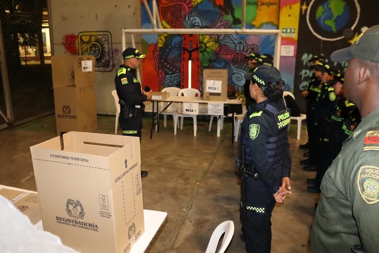 Uniformados de la Policía Nacional comenzaron el despliegue de seguridad en los puestos de votación de Cali y el Valle del Cauca antes de la apertura de las urnas.