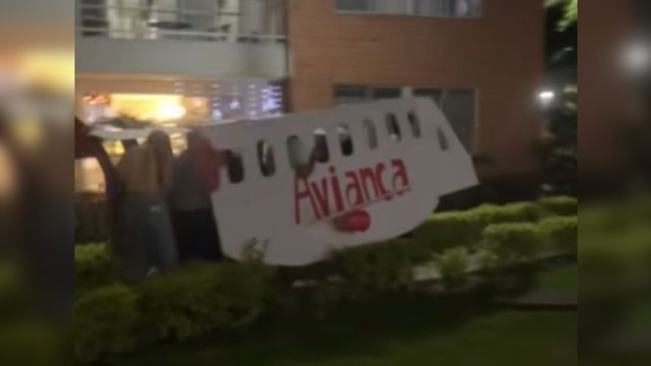 La familia caleña que celebró el Año Nuevo con un avión de cartón recibirá un viaje real de Avianca como reconocimiento a su creatividad.