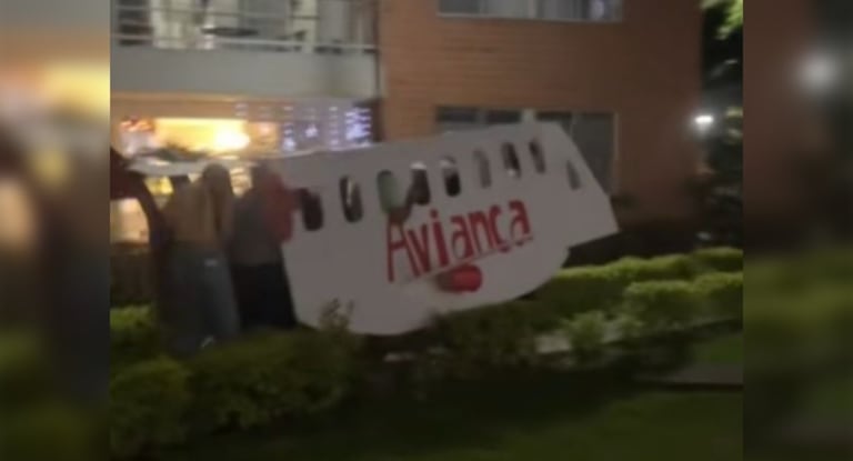 La familia caleña que celebró el Año Nuevo con un avión de cartón recibirá un viaje real de Avianca como reconocimiento a su creatividad.